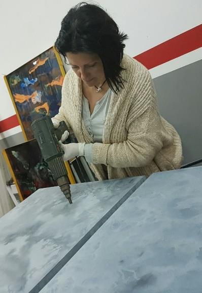 Dori Climent trabajando en una pintura en su taller.