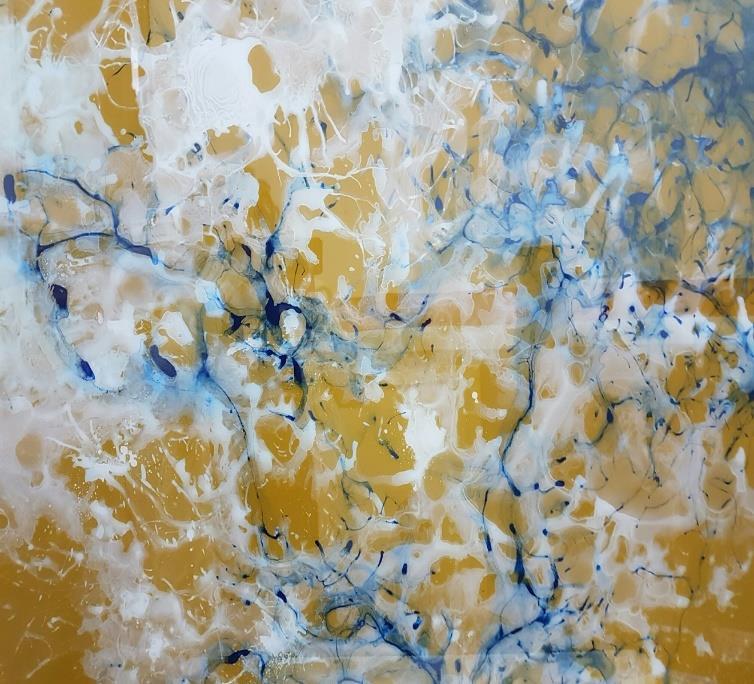 Capas de blanco, ocre y azul claro, con líneas finas y transparencias.